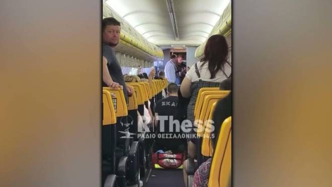Passeggeri e servizi di emergenza su un aereo Ryanair