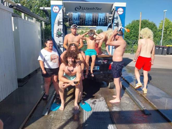 Gruppo di amici che hanno installato una piscina sulla loro Twingo