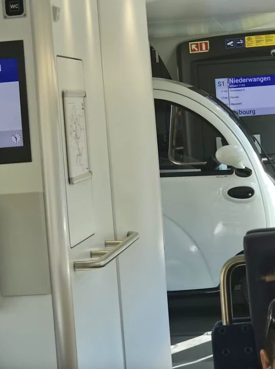 Una mini-auto su un treno