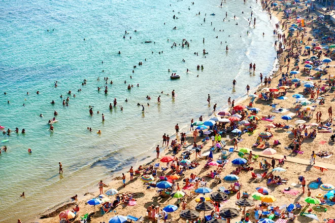 Una spiaggia affollata di turisti