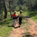 Una madre pubblica una foto dei suoi figli, ma un dettaglio nascosto inorridisce gli utenti di Internet


