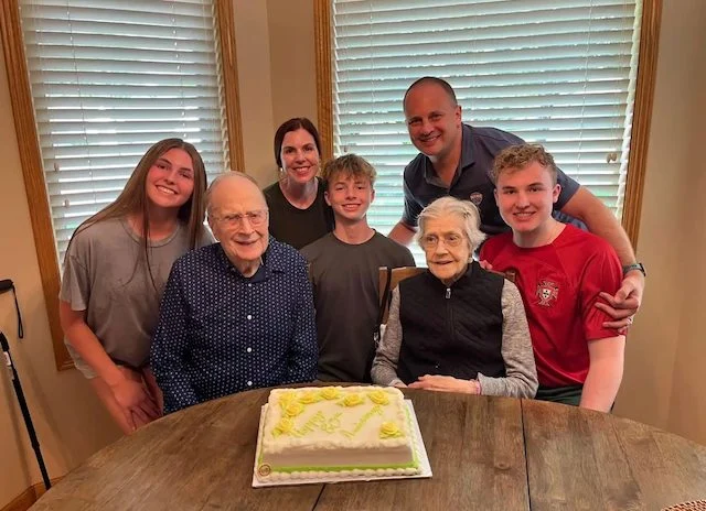 Kermit e Betty Eastman circondati dalla loro famiglia