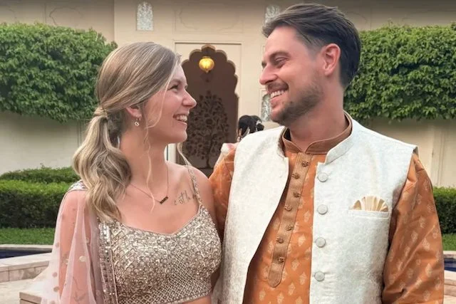 Abby Finn e il suo compagno Luke durante il loro viaggio in India