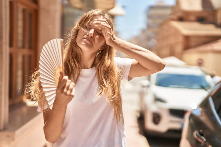 Una donna soffre il caldo
