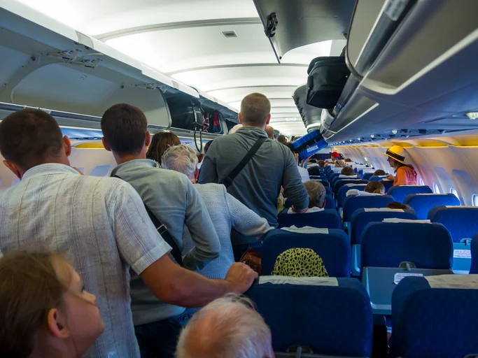 Passeggeri a bordo di un aereo