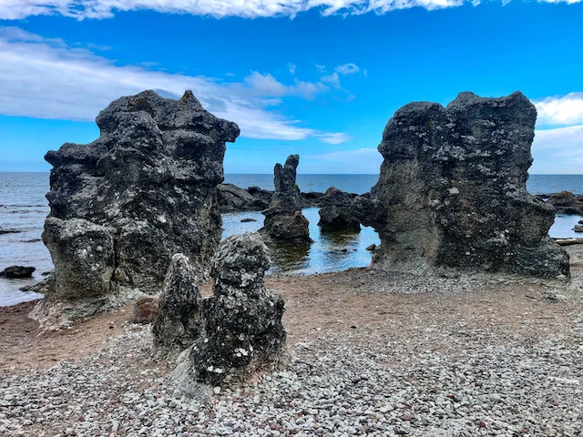 Formazioni geologiche della Pietra Raukar a Gotland, Svezia