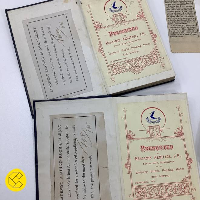 Due libri restituiti alla biblioteca presi in prestito 116 anni fa