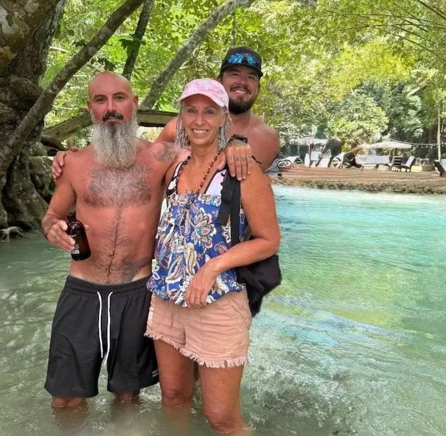 Dina Spann con suo figlio Zach Guerrina (a sinistra) e un'altra persona in una foto di Facebook del 2026