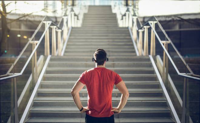 Uomo sportivo che si prepara a correre sulle scale