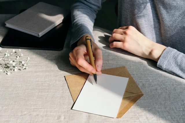 Una donna che scrive una lettera