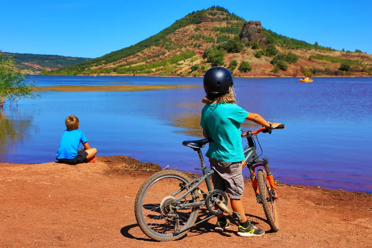 Bambini sulla riva del lago Salagou