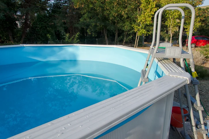 La scaletta di una piscina
