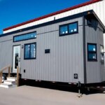 106mila euro per una tiny house di 10 metri: vasca, caminetto e letto king size, non lesina su nulla


