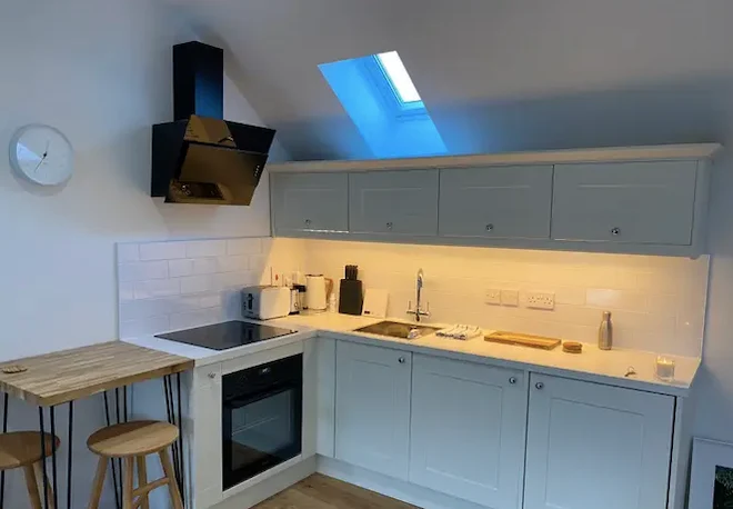 Un cottage trasformato in una piccola casa
