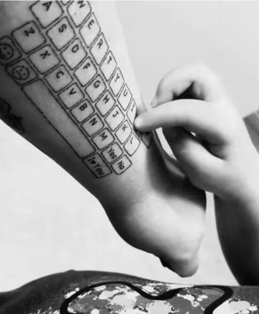 Hunter digita sulla tastiera tatuata sul braccio di sua madre