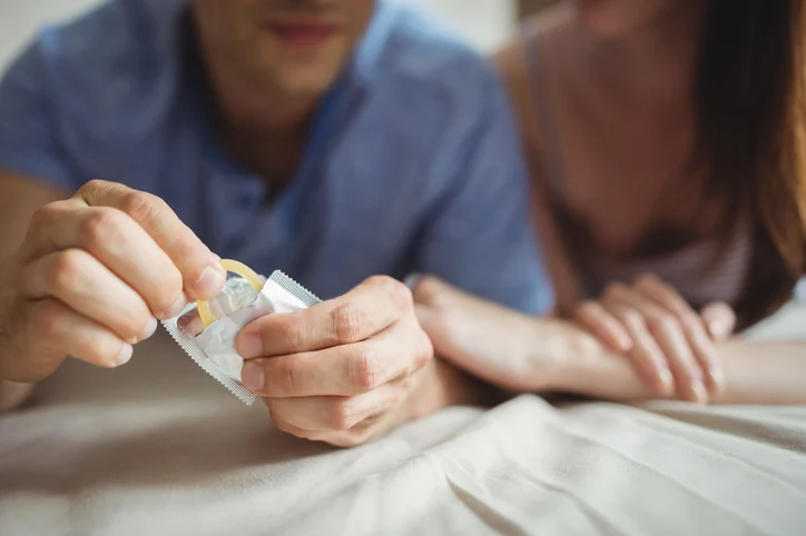 Una coppia usa il preservativo
