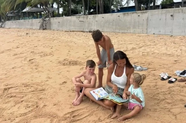 Jasmine Scarr e i suoi tre figli in spiaggia