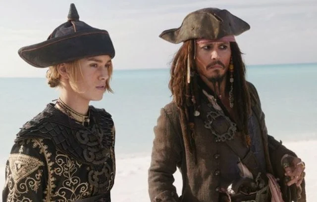 Johnny Depp e Keira Knightley in Pirati dei Caraibi: Ai confini del mondo