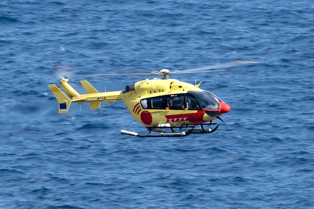 Elicottero di salvataggio che sorvola l'oceano