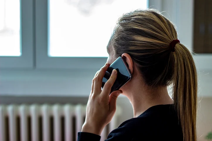 Una donna al telefono