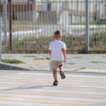 L'autista investe un bambino di 4 anni, il padre del bambino la picchia 


