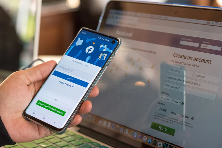 Facebook su smartphone e computer