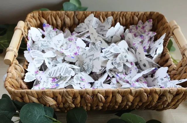 Farfalle in un cestino