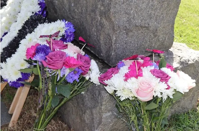 Mazzo di fiori sulla tomba