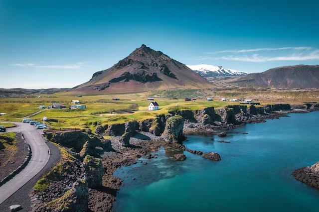 Villaggio di pescatori di Arnarstapi sulla costa della penisola di Snaefellsnes in Islanda