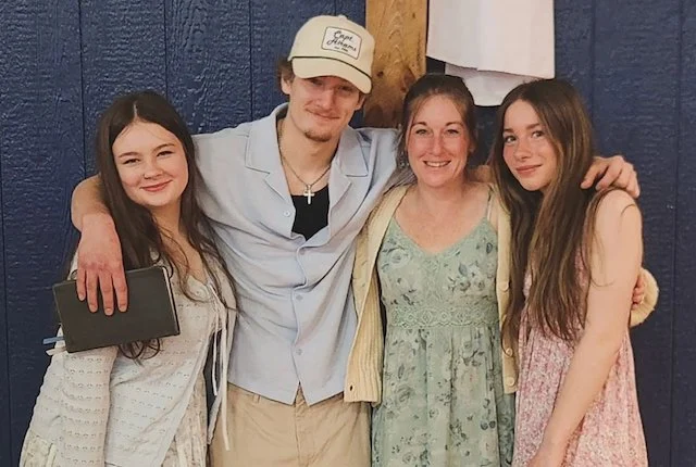 Ashley Taunton, al centro, e i suoi tre figli