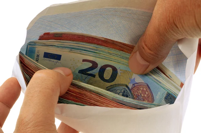 Una busta contenente banconote in euro