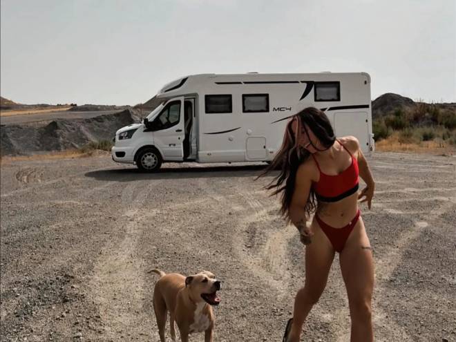 Diana Cabezas con il suo cane e davanti al suo camper