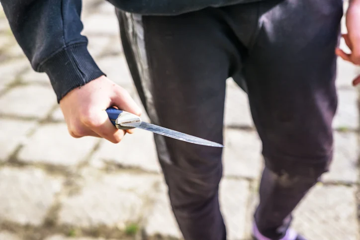 Un uomo tiene in mano un coltello