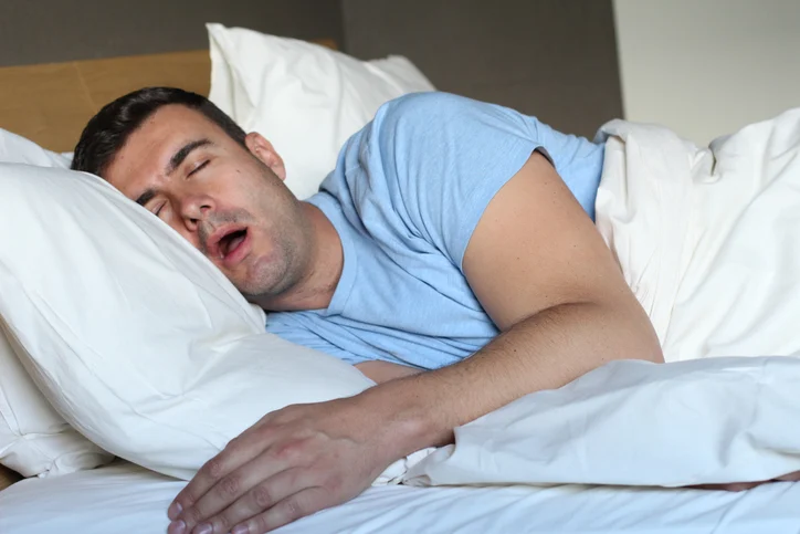 Un uomo addormentato