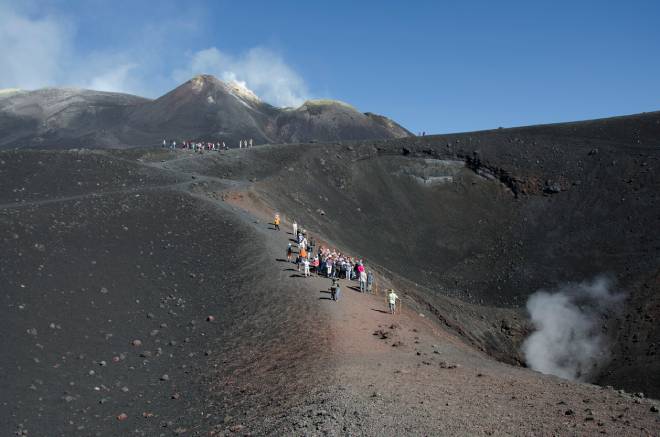La salita dell'Etna da parte dei turisti
