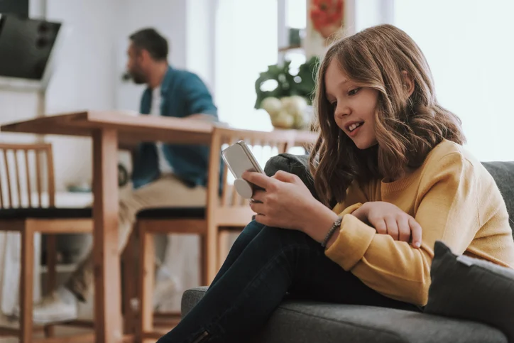Un bambino usa uno smartphone
