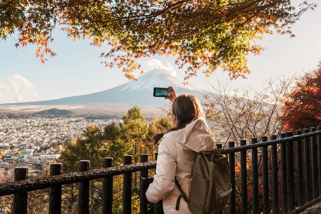 Un turista che fotografa il Monte Fuji in Giappone