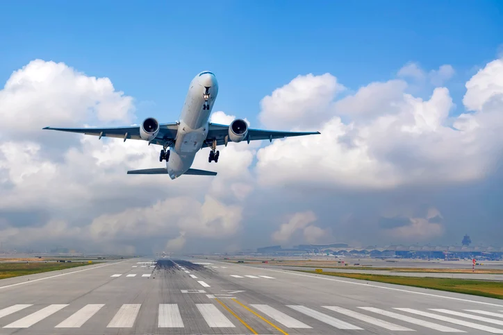 Un aereo decolla