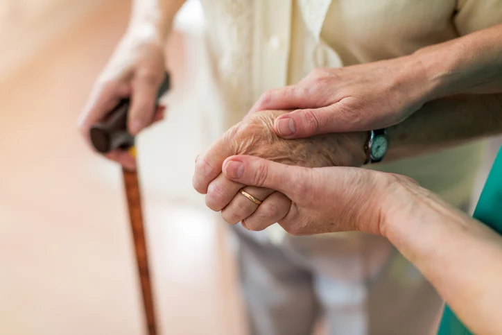 Le mani di una donna anziana