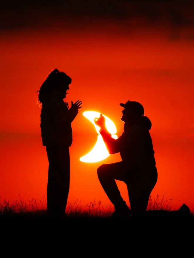 Una proposta di matrimonio prima dell'eclissi