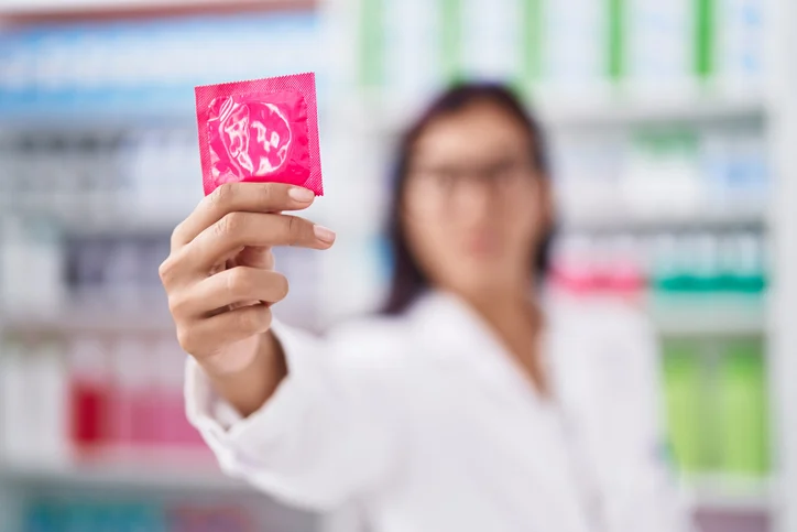 Un farmacista distribuisce un preservativo