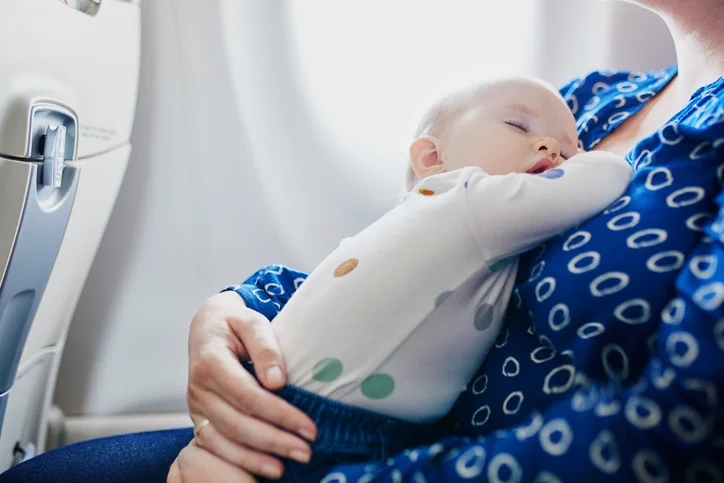 Un bambino su un aereo