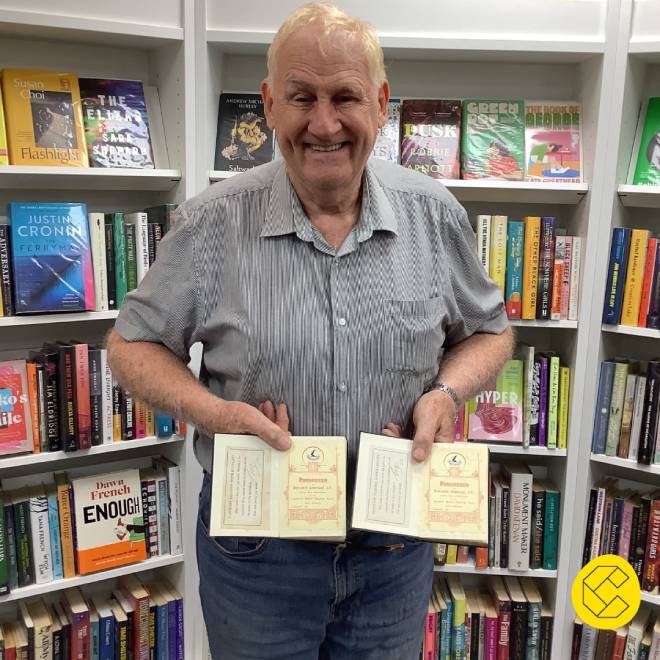 Peter O'Sullivan restituisce alla biblioteca due libri presi in prestito 116 anni fa