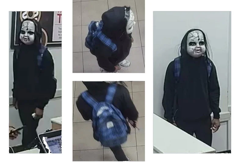 Il sospettato indossa la maschera ispirata alla bambola assassina Chucky