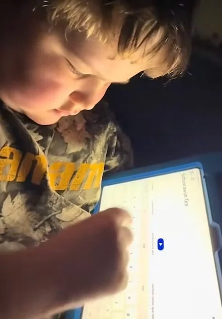 Cacciatore che usa il suo tablet