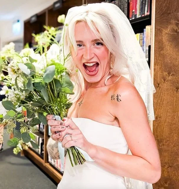 Gina Dodds nel suo abito da sposa