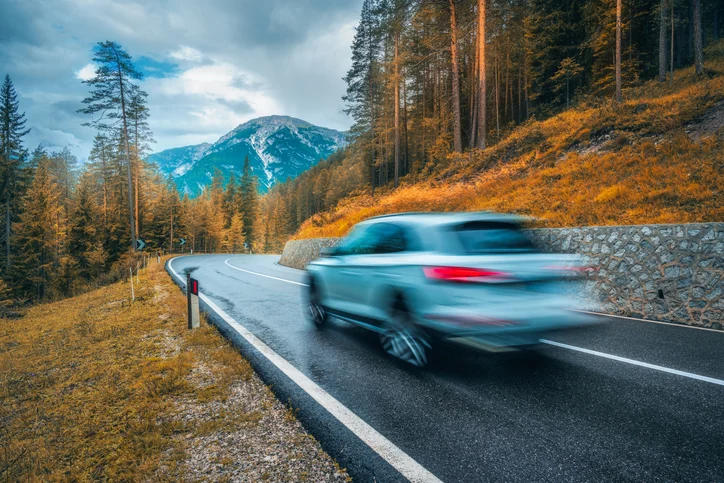 Una macchina va veloce
