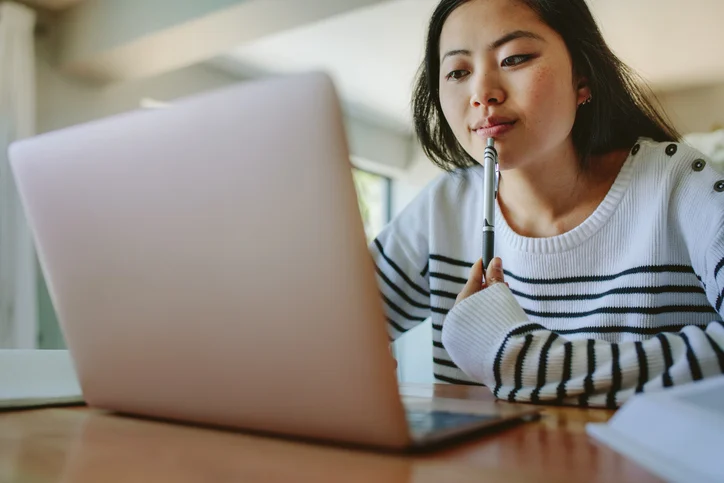 Uno studente utilizza un laptop