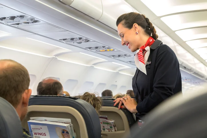 Un'assistente di volo su un aereo