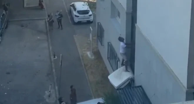 Un vicino con un materasso